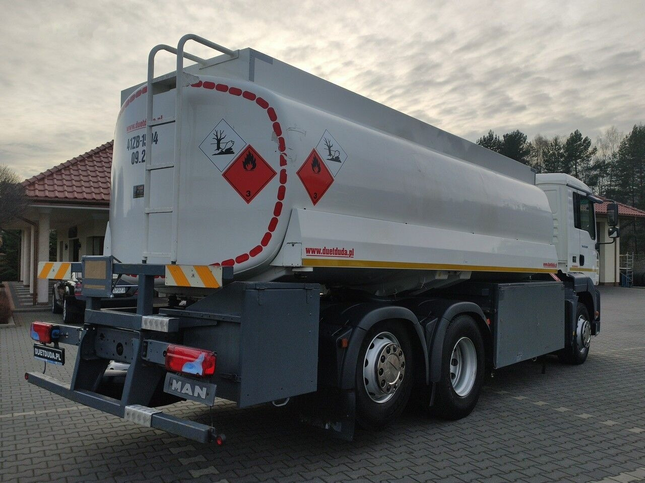 Tank truck for transportation of fuel MAN TGA 26.310: picture 9