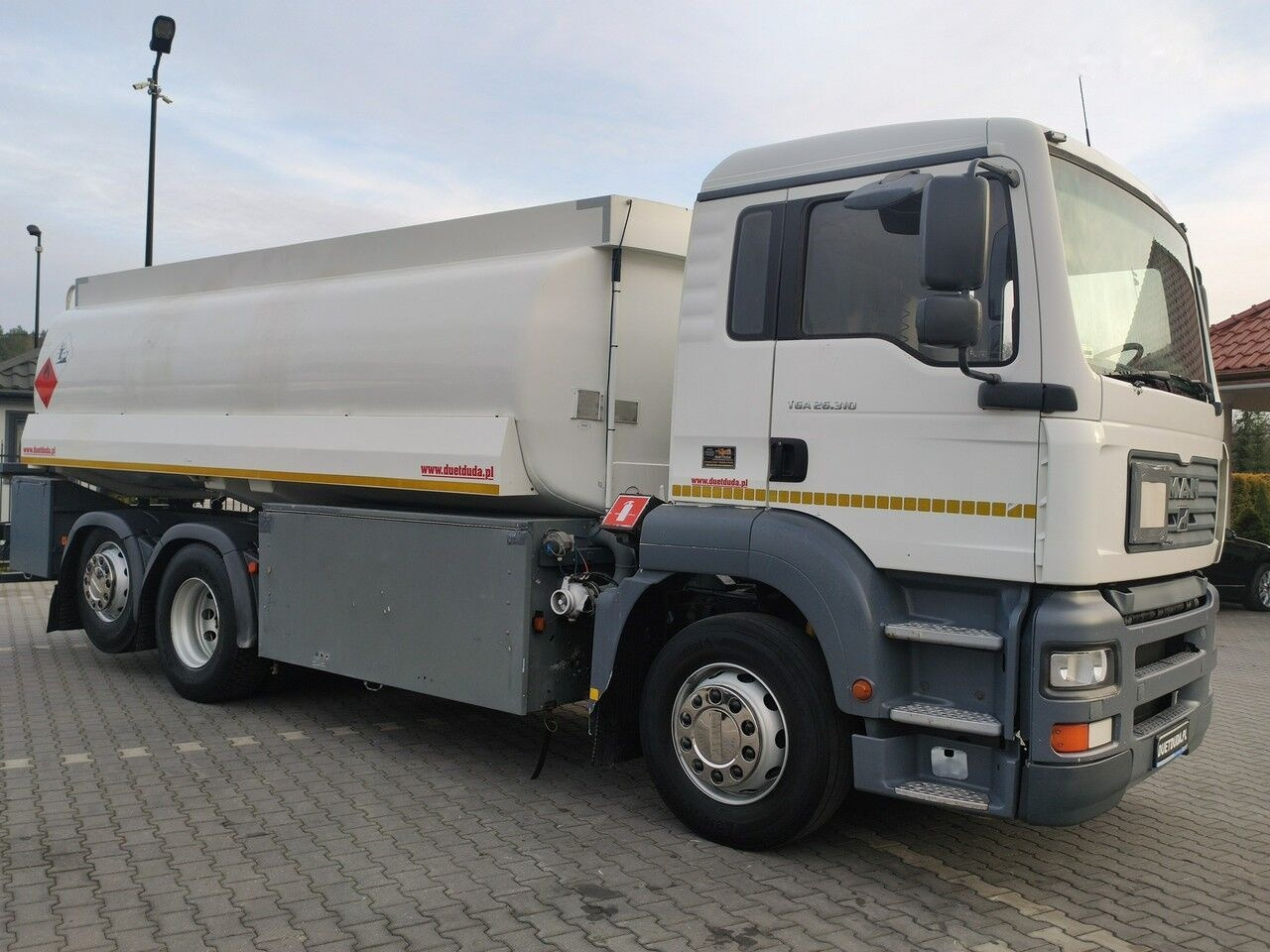 Tank truck for transportation of fuel MAN TGA 26.310: picture 7