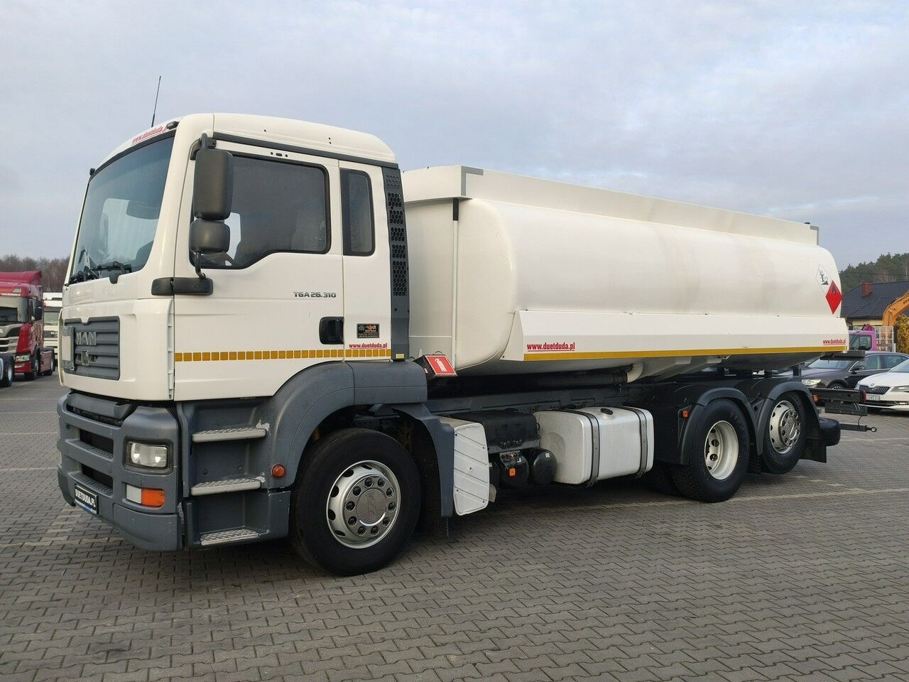 Tank truck for transportation of fuel MAN TGA 26.310: picture 3