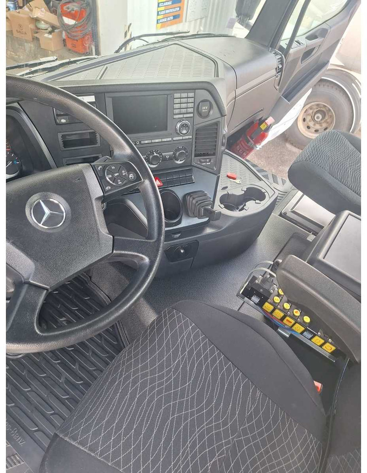 Truck MERCEDES - 2018 - ACTROS 3248 - 8X4 AMPLIROLL TRUCK