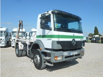 Skip loader truck for transportation of containers MERCEDES BENZ 1823 K: picture 1
