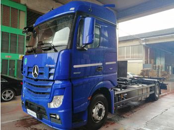 Container transporter/ Swap body truck MERCEDES-BENZ 1842: picture 1
