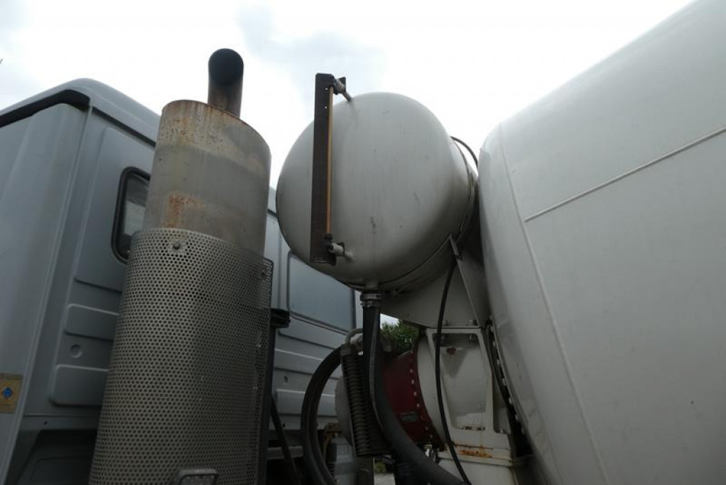 Truck MERCEDES-BENZ Actros 3235 B 8x4 Betonmischer Stetter 9m³ -Deutsch