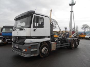 Hook lift truck Mercedes Actros 2531: picture 1