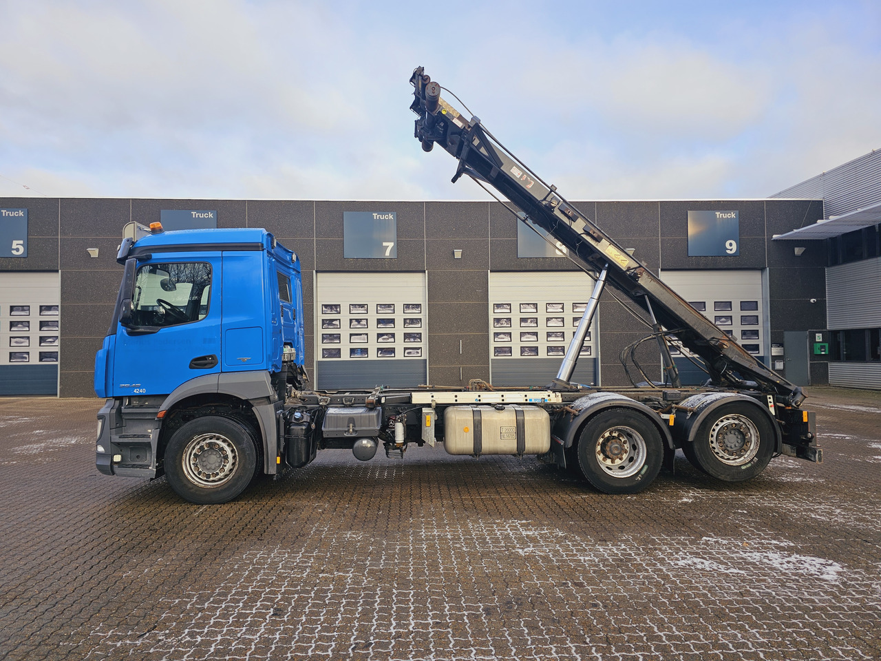 Container transporter/ Swap body truck Mercedes Antos 2546: picture 2