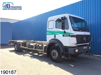 Cab chassis truck Mercedes-Benz 1824 Manual: picture 1