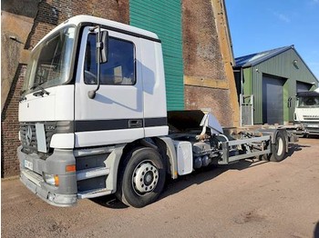 Container transporter/ Swap body truck Mercedes-Benz 1831 NL: picture 1