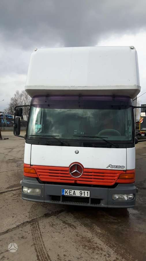 Curtainsider truck Mercedes-Benz 823: picture 3