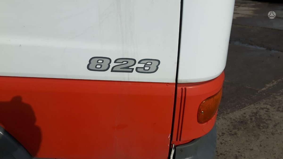 Curtainsider truck Mercedes-Benz 823: picture 4