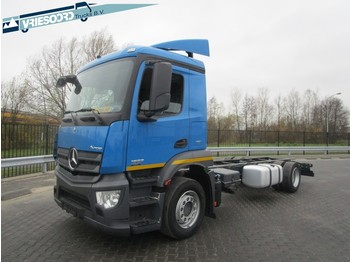 Cab chassis truck Mercedes-Benz Antos 1833L: picture 1