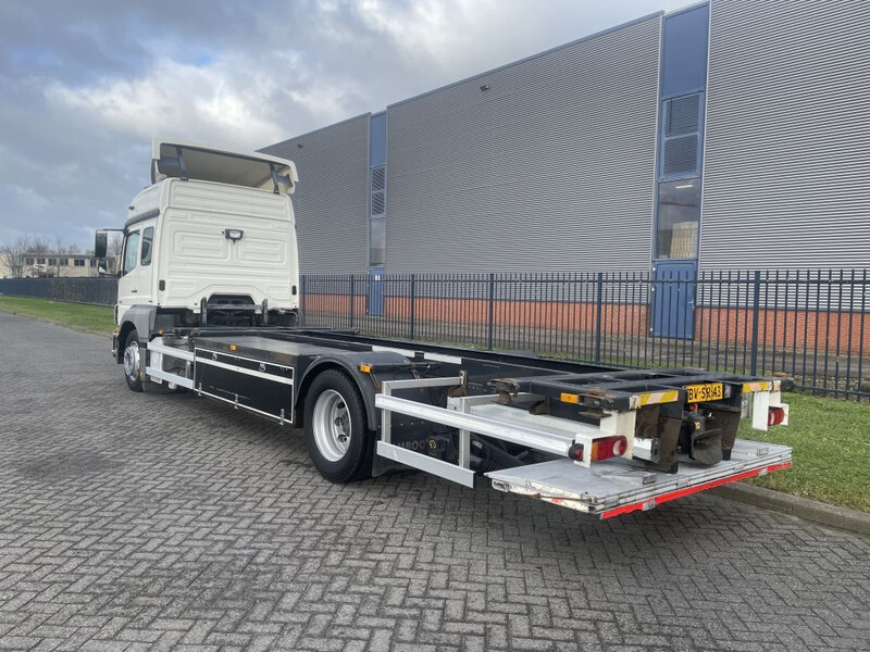 Container transporter/ Swap body truck Mercedes-Benz Axor 1829: picture 4