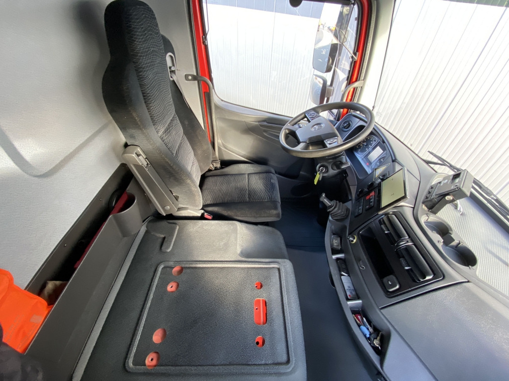 Refrigerator truck Mercedes-Benz 1218 L / Dhollandia LBW