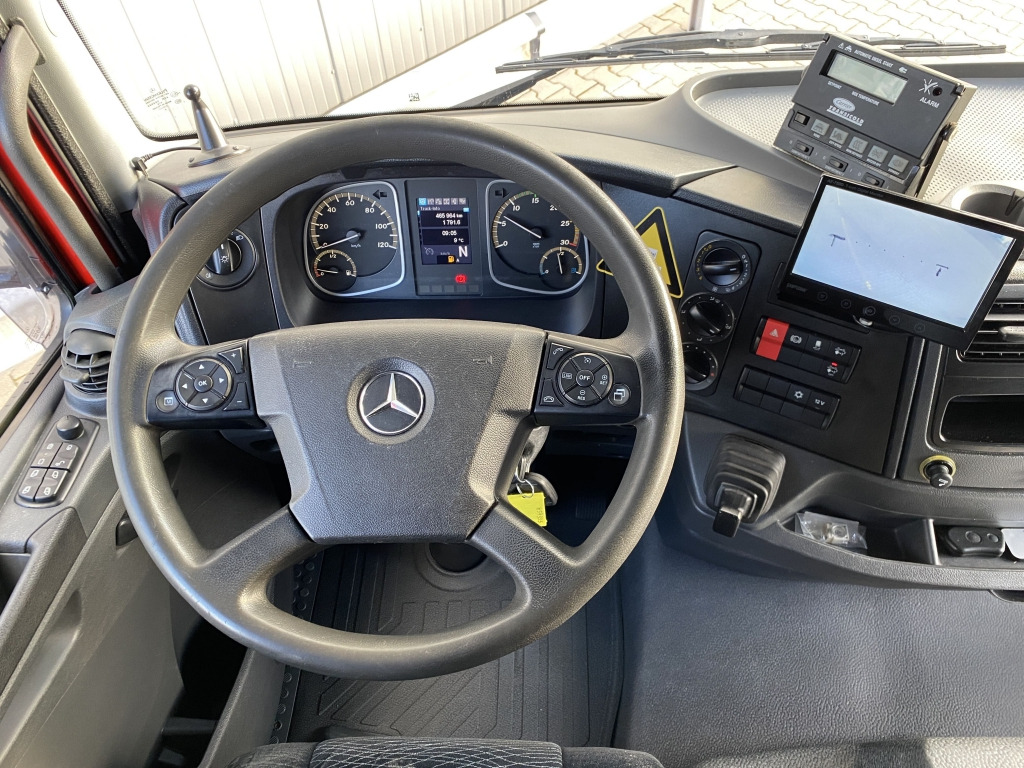 Refrigerator truck Mercedes-Benz 1218 L / Dhollandia LBW