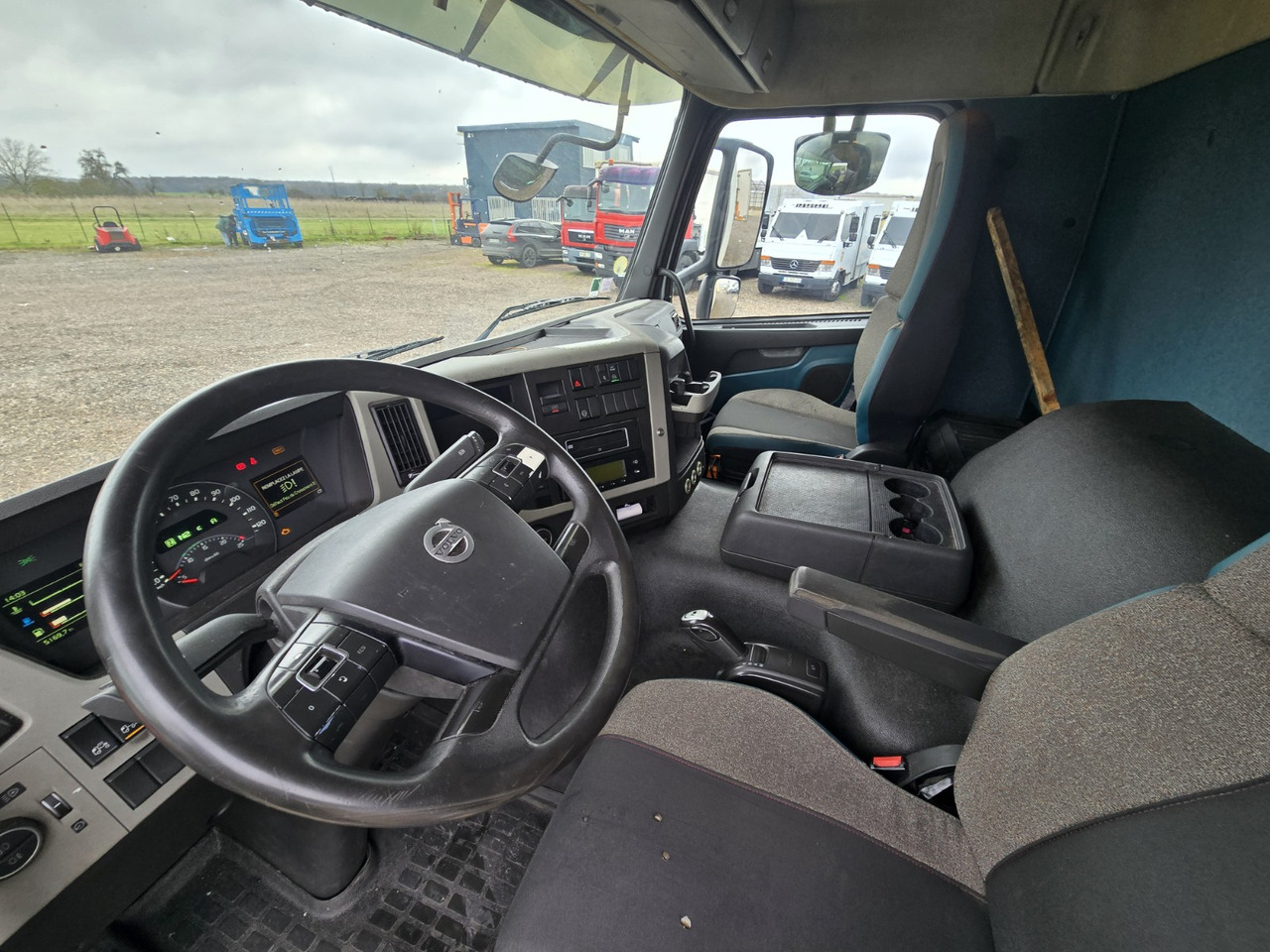 Refrigerator truck VOLVO FM 370 - ThermoKing - meat Rail