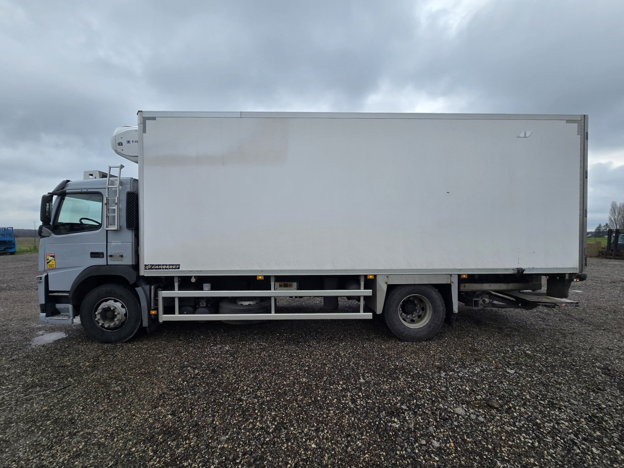 Refrigerator truck VOLVO FM 370 - ThermoKing - meat Rail