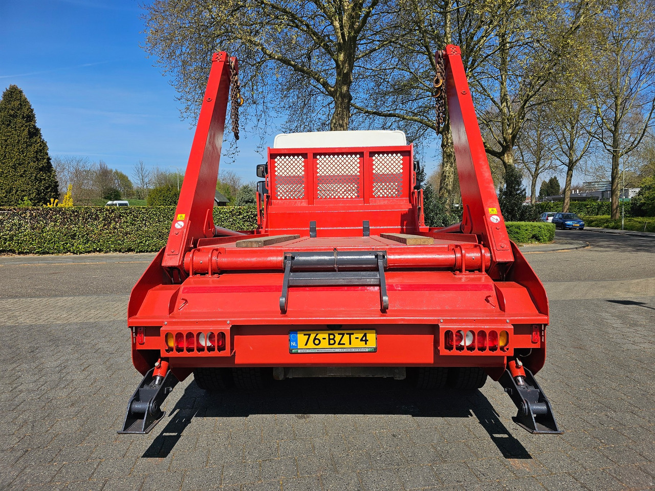 Skip loader truck DAF LF 220 Euro 6