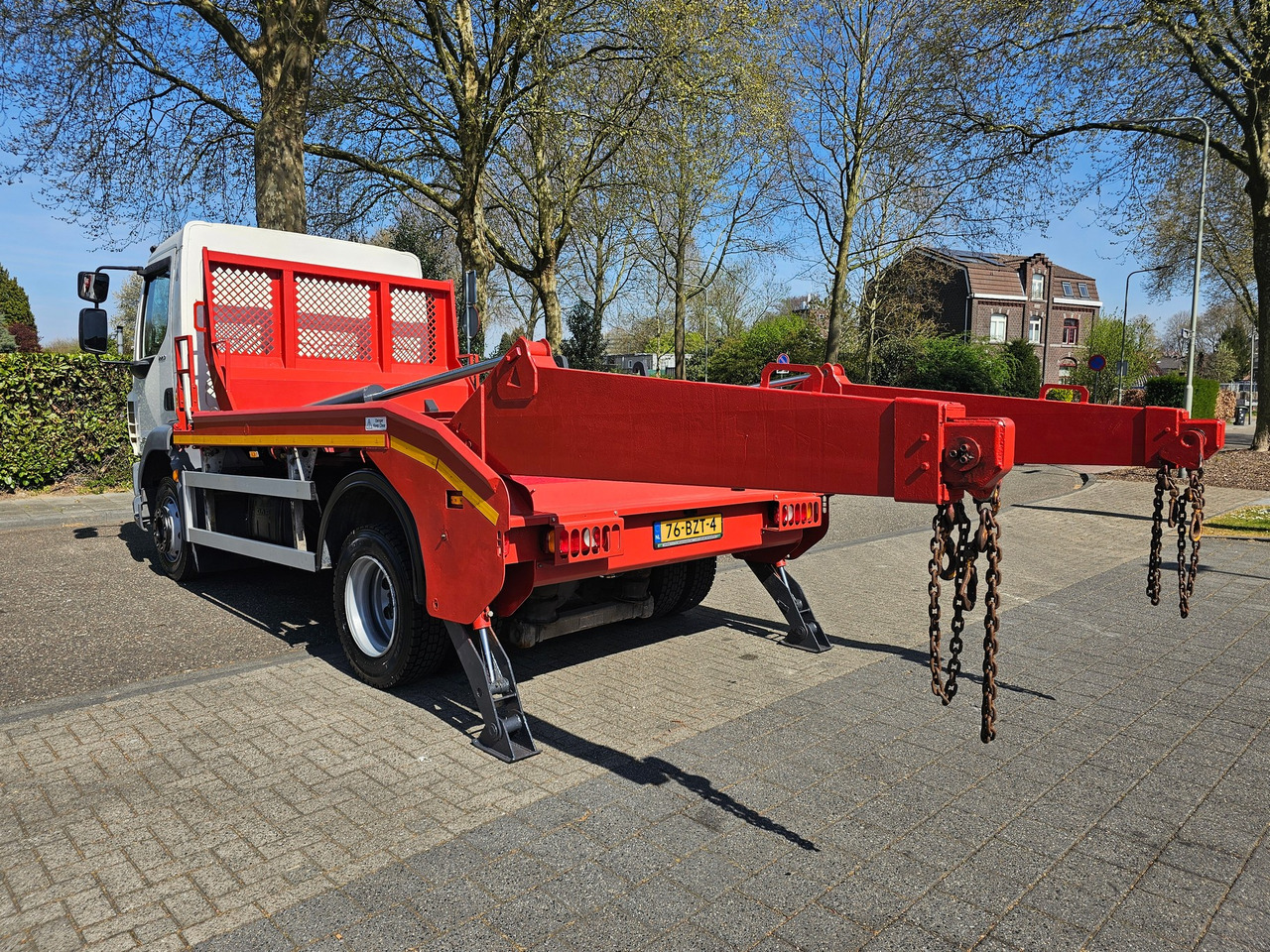 Skip loader truck DAF LF 220 Euro 6