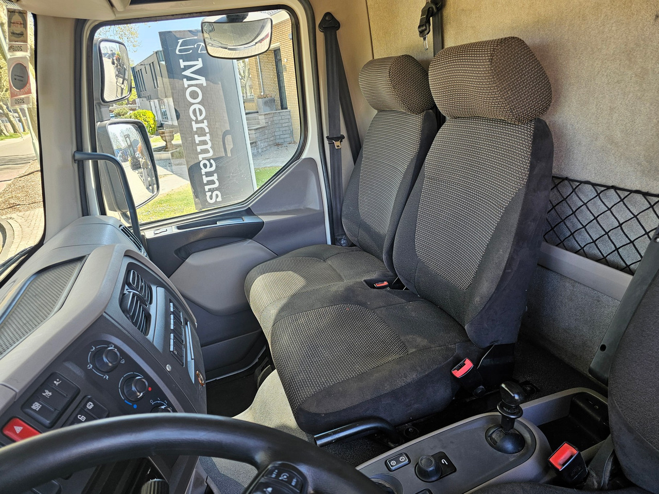 Skip loader truck DAF LF 220 Euro 6