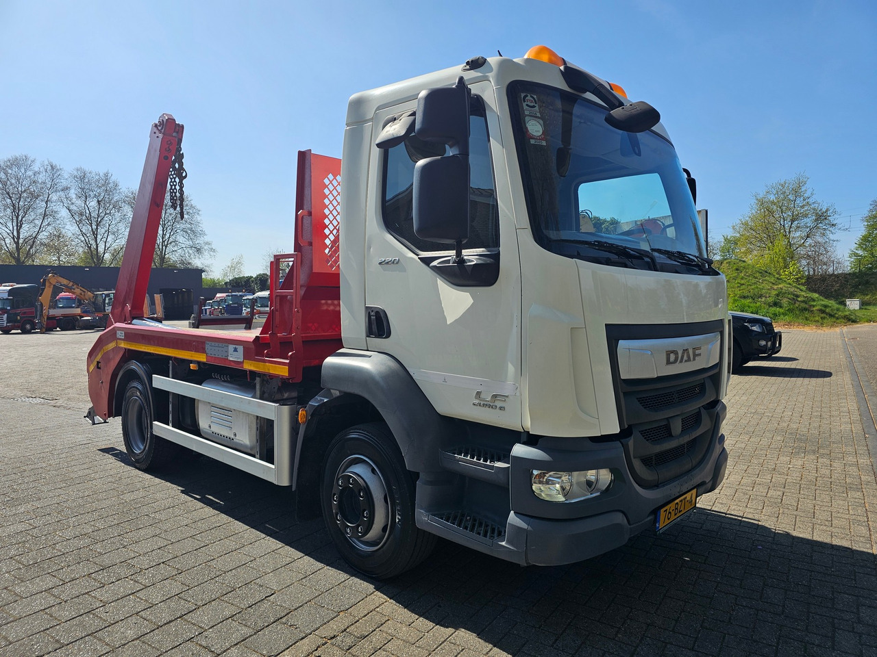 Skip loader truck DAF LF 220 Euro 6