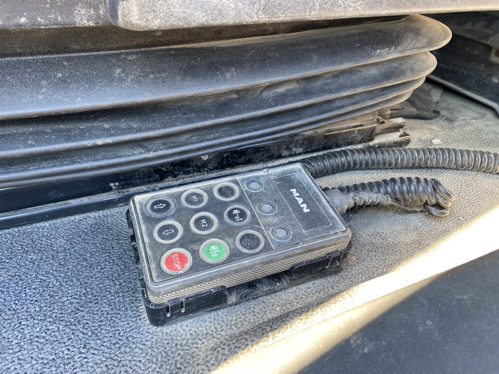 Skip loader truck MAN TGS 26.430 6x2/4 BL