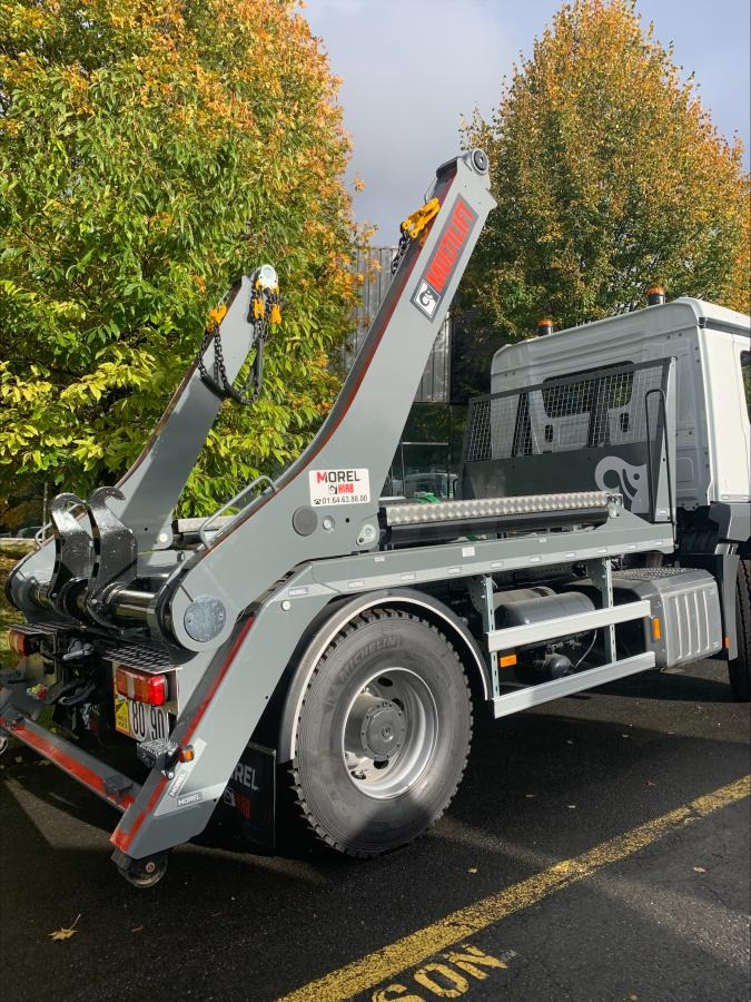 Skip loader truck Mercedes Actros 1835