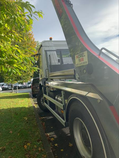 Skip loader truck Mercedes Actros 1835