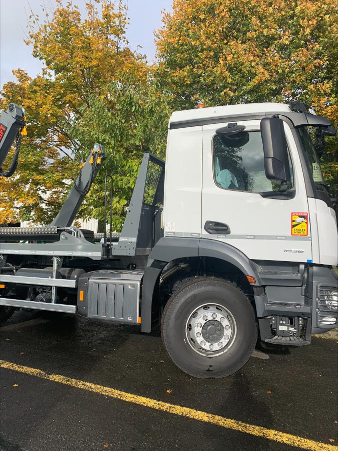 Skip loader truck Mercedes Actros 1835