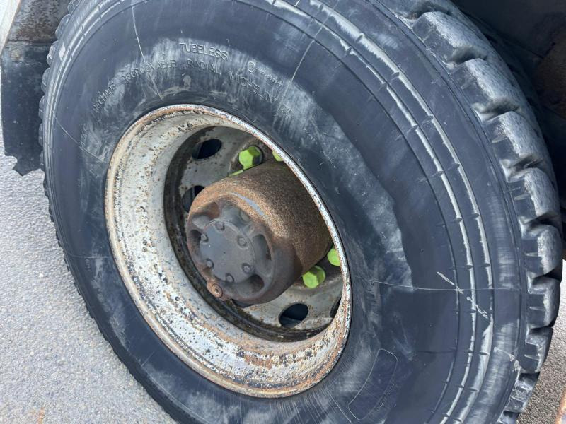 Skip loader truck Volvo FM 380