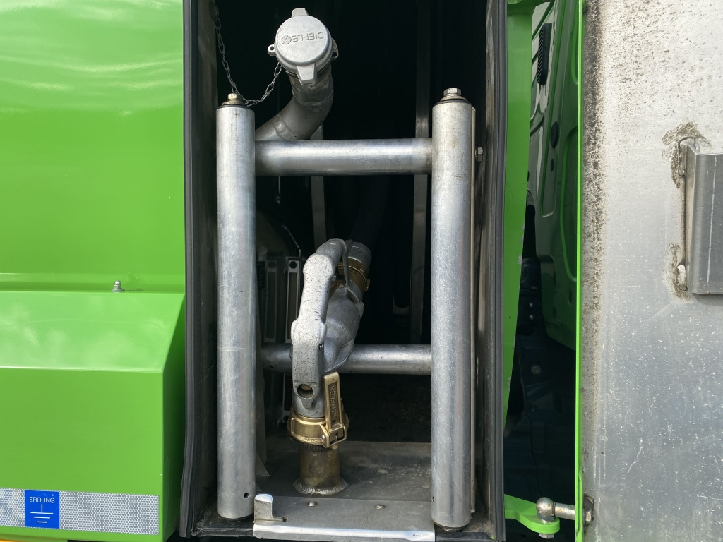 Tank truck Mercedes-Benz 1843 Antos A3