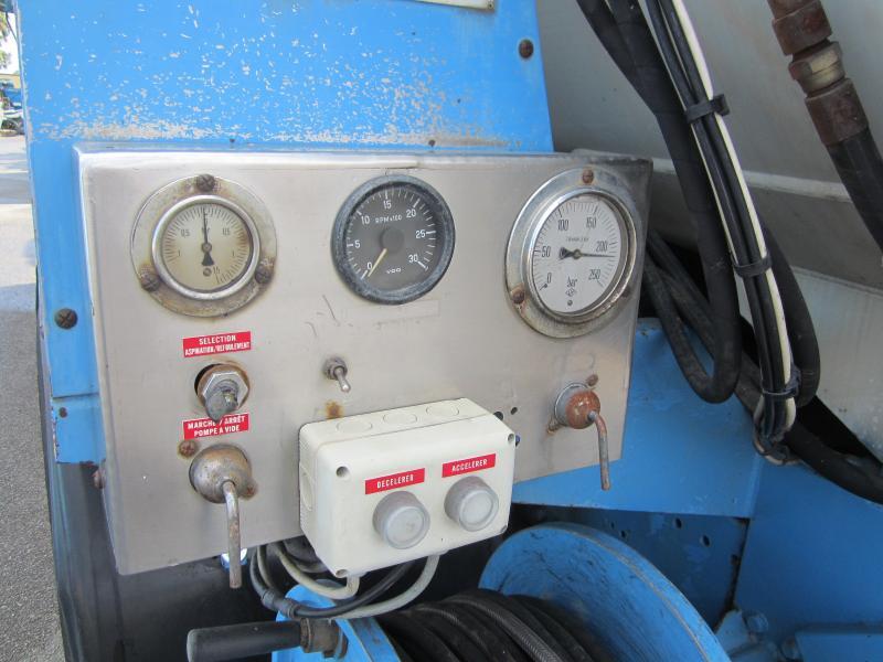 Tank truck Renault Premium 340