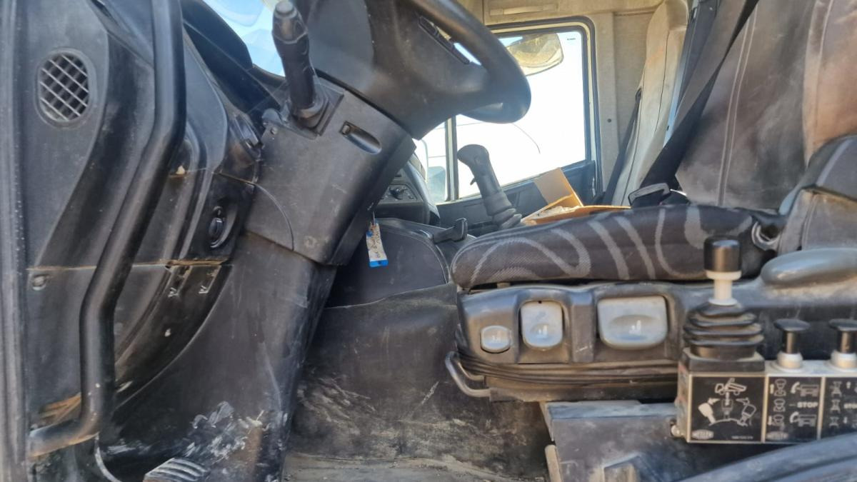 Tipper Iveco Trakker 410