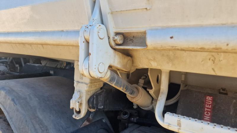 Tipper Iveco Trakker 410