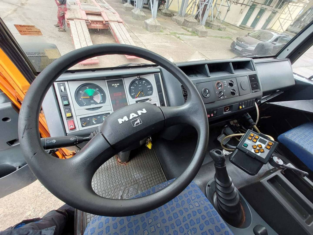 Tipper MAN LE 8.220 4x4 / Kran