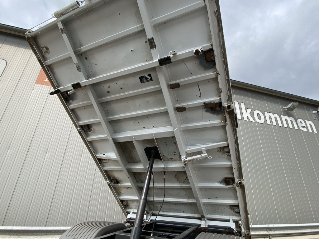 Tipper Mercedes-Benz 818 K Atego