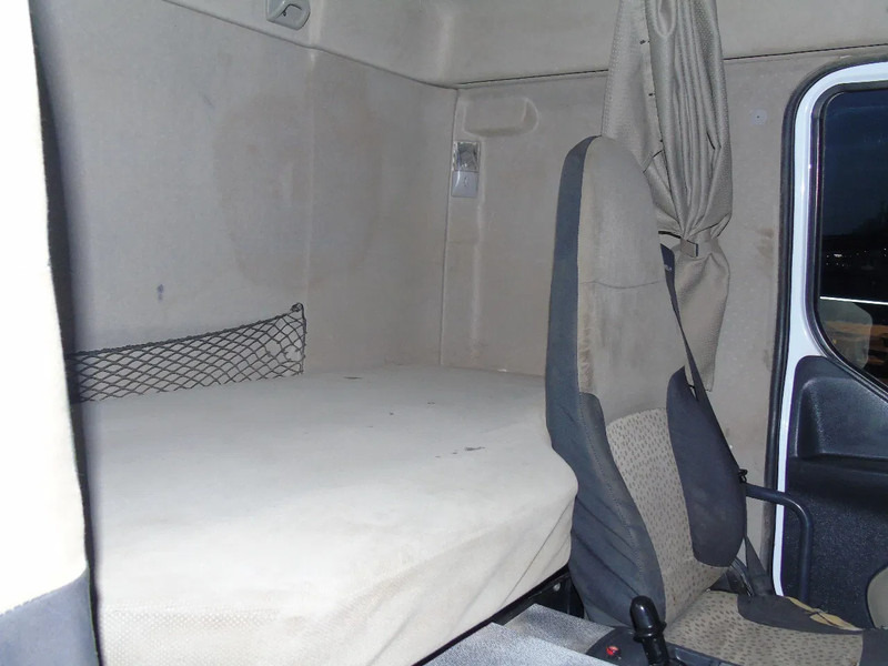 Tipper Renault Kerax 410DXI + 8X4 + MANUAL + SPRING