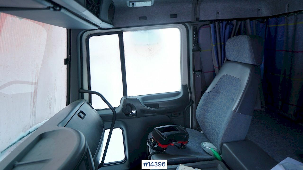Dropside/ Flatbed truck, Crane truck Volvo FL250: picture 27