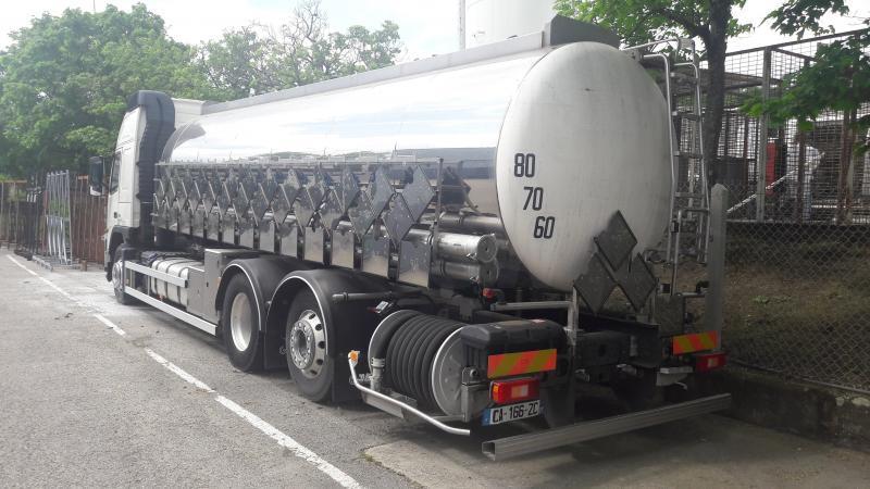 Tank truck for transportation of chemicals Volvo FM12 450: picture 2