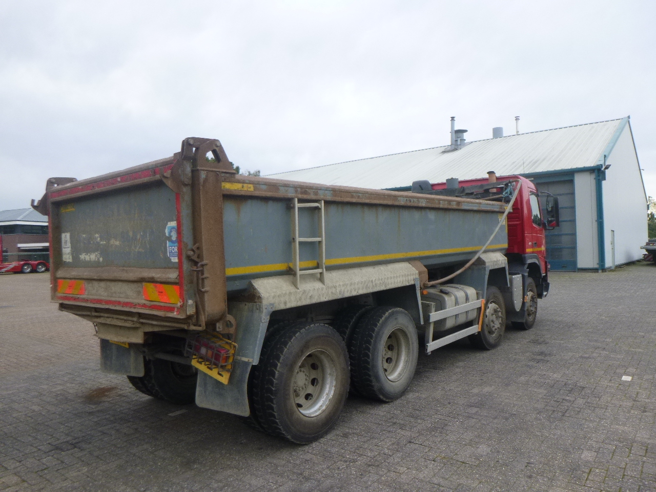 Tipper Volvo FM 410 8x4 RHD steel tipper 16.6 m3: picture 4