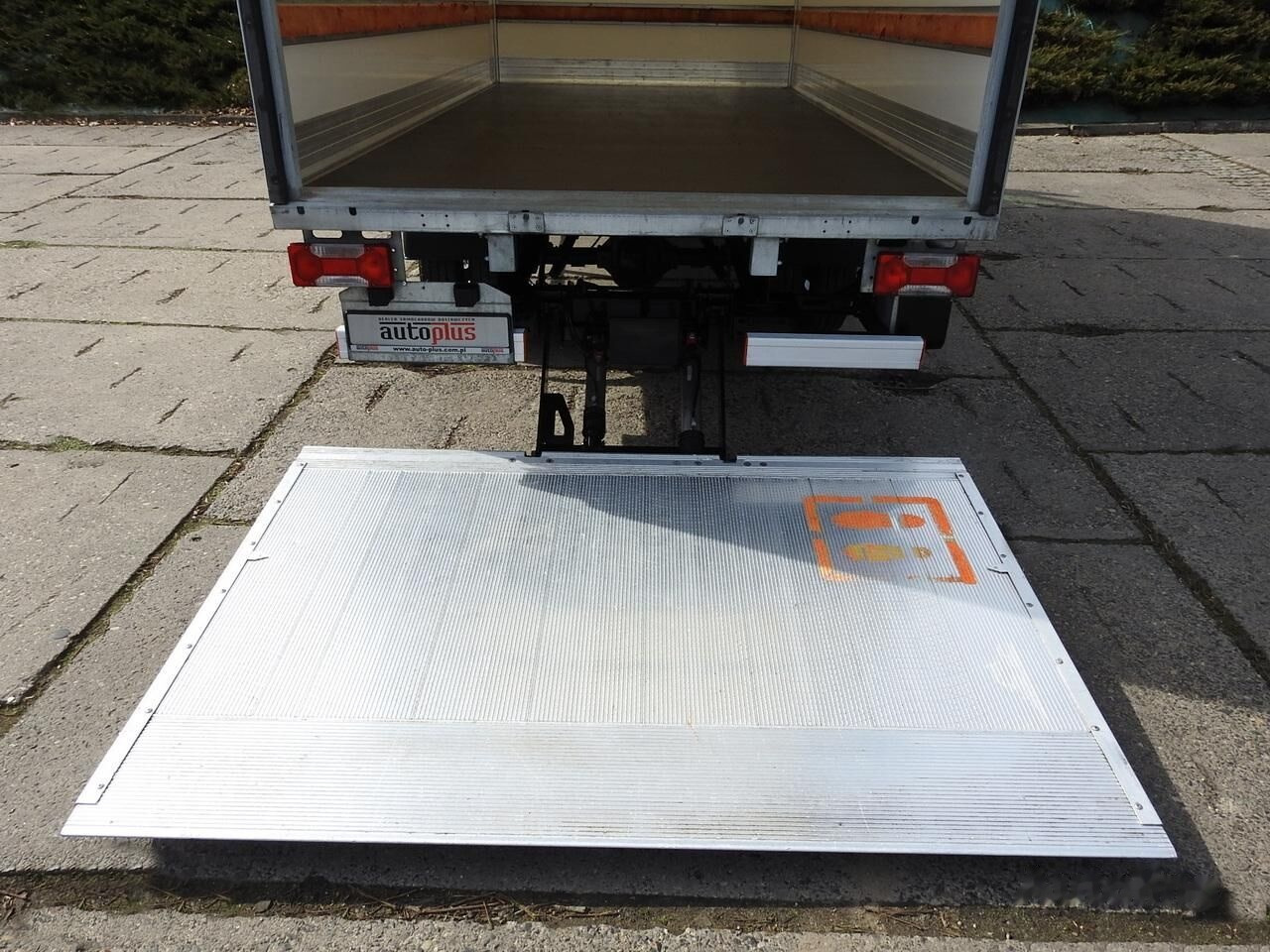 Box van IVECO Daily 35C16 Koffer + tail lift