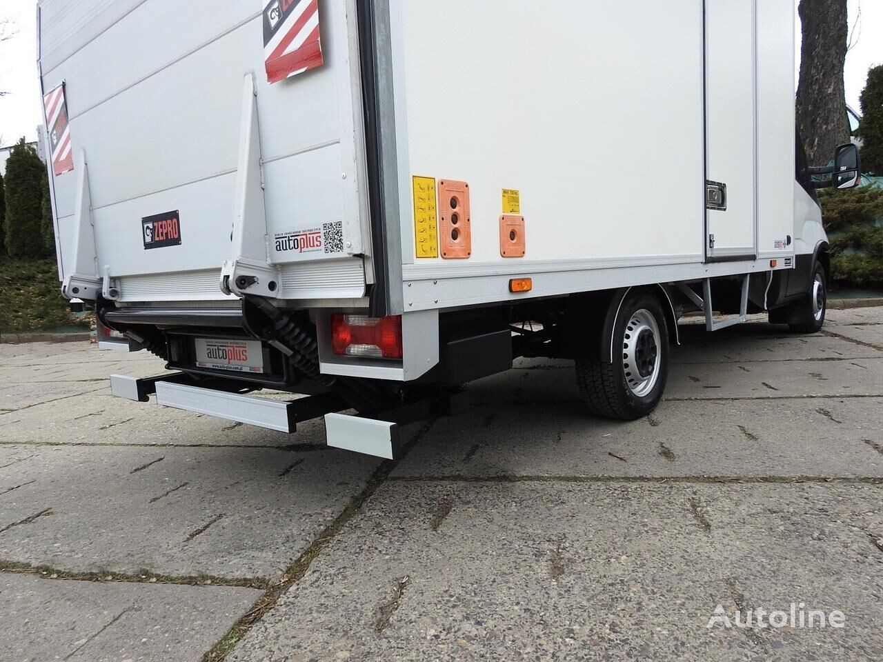 Box van IVECO Daily 35S14 Koffer + tail lift