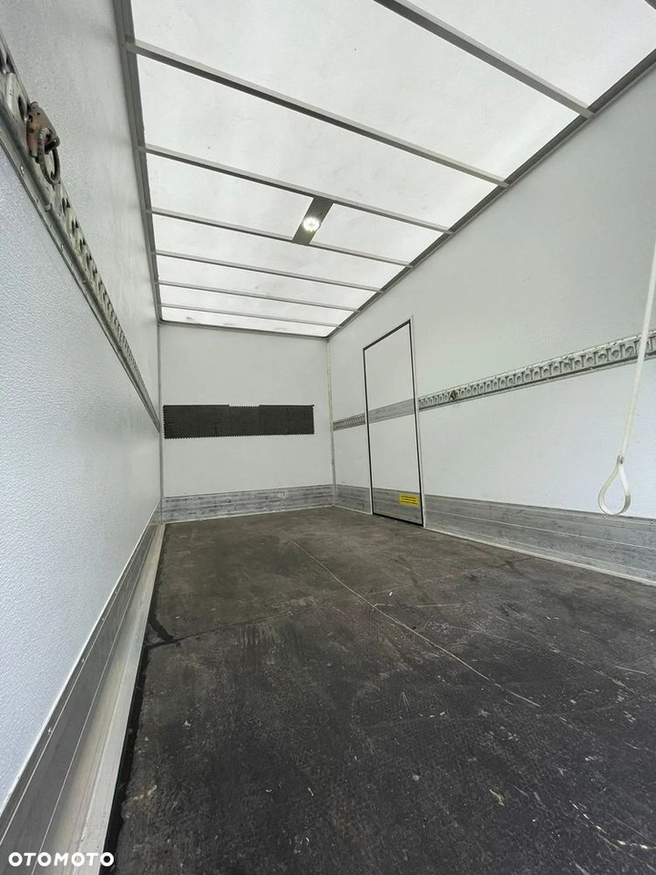 Box van Iveco Daily 35S18H Container mit 8 Paletten und einem 750-kg-Aufzug