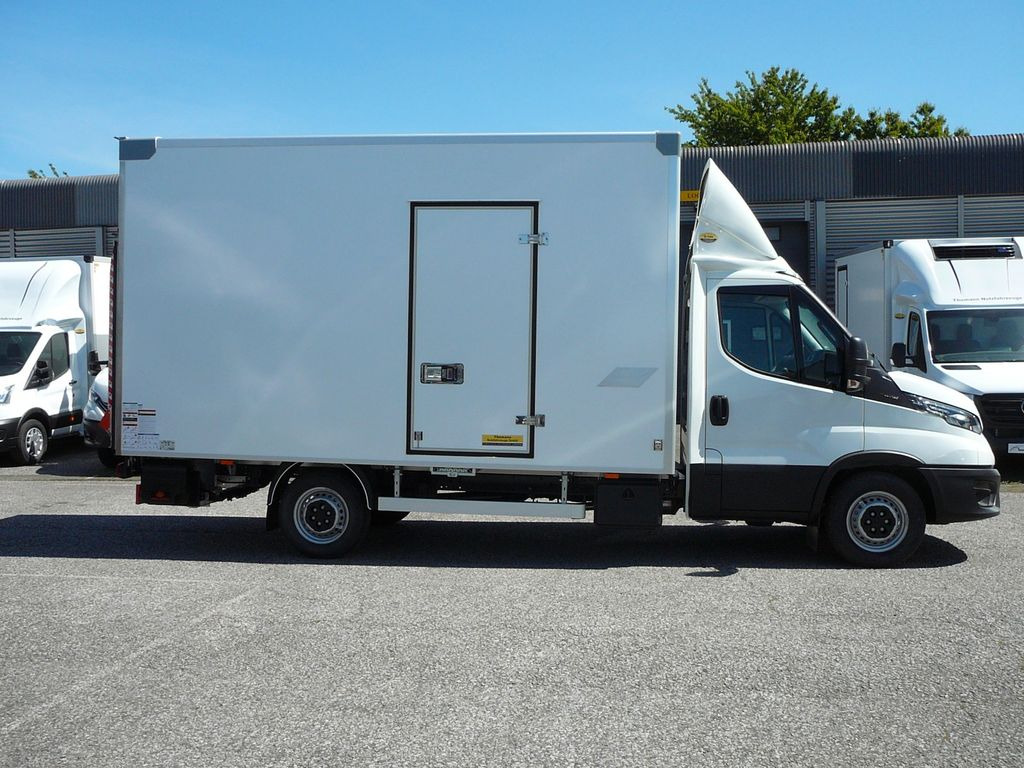 Box van Iveco Daily 35S18 Koffer Ladebordwand Navi R-Cam