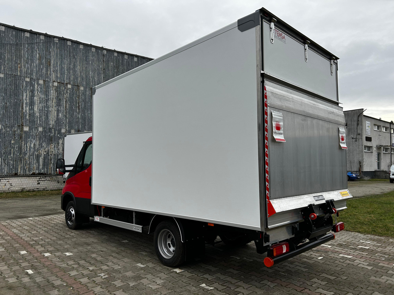 Box van Iveco Daily 50C18HZ Container mit 8 Paletten und einem 750-kg-Aufzug