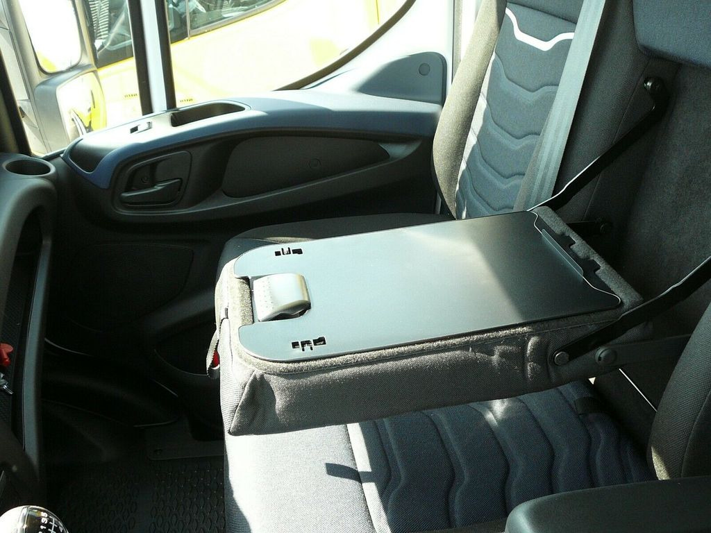 Box van Iveco Daily 70C18H Koffer LBW Klimaaut.
