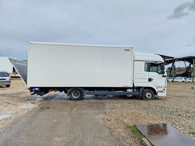 Panel van MAN BL UNFALL Koffer Langes Haus Klima