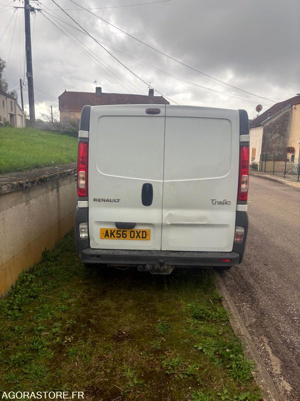 Van Renault Trafic dci 115 / 228000 km - Immatriculation anglaise