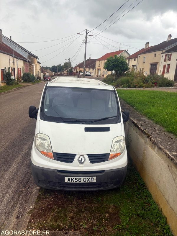 Van Renault Trafic dci 115 / 228000 km - Immatriculation anglaise