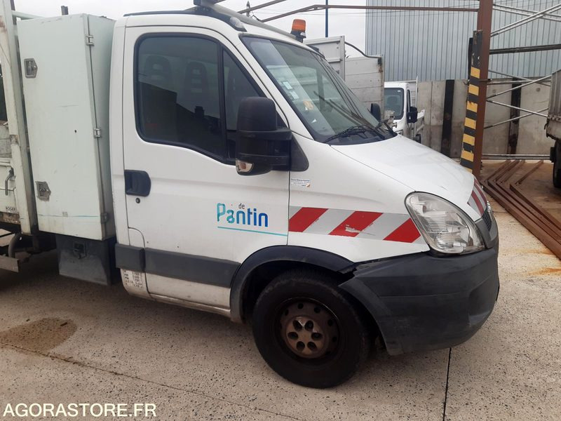 Tipper van IVECO BENNE DANS L'ETAT