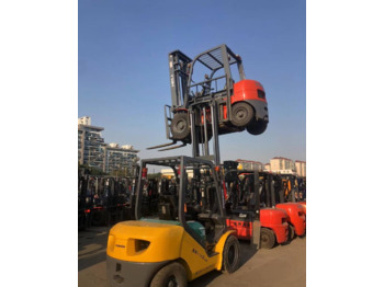 Komatsu FD 30 T-16 - Diesel forklift: picture 1
