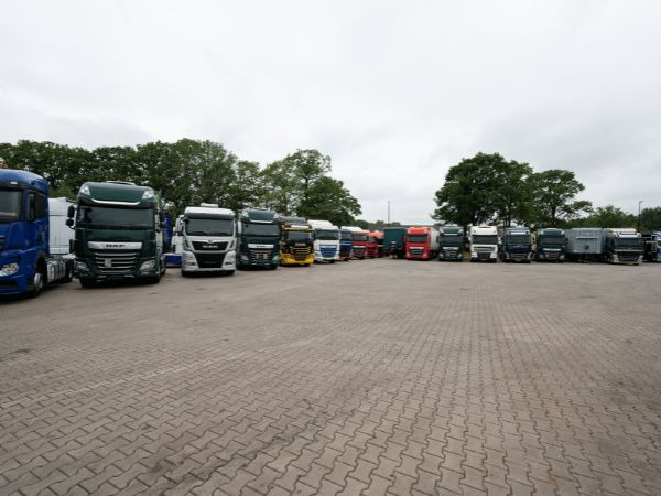 Hesselink Trucks B.V. - Tractor units DAF undefined: picture 5